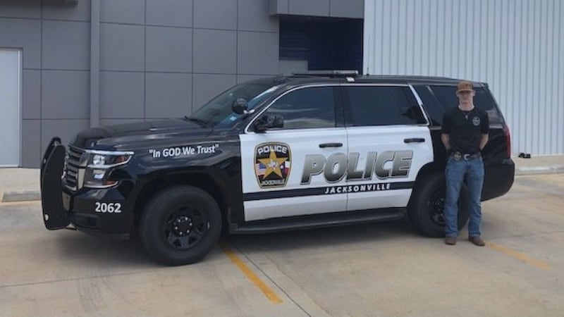 La policía de Jacksonville envió un oficial y un vehículo a Uvalde.