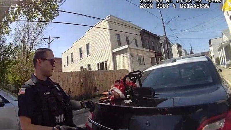 Esta imagen tomada del video de una cámara corporal difundido por el Departamento de Policía...