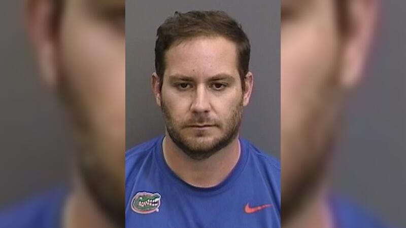 Matthew Hike, de 33 años, fue arrestado el Miércoles después de que una víctima menor...