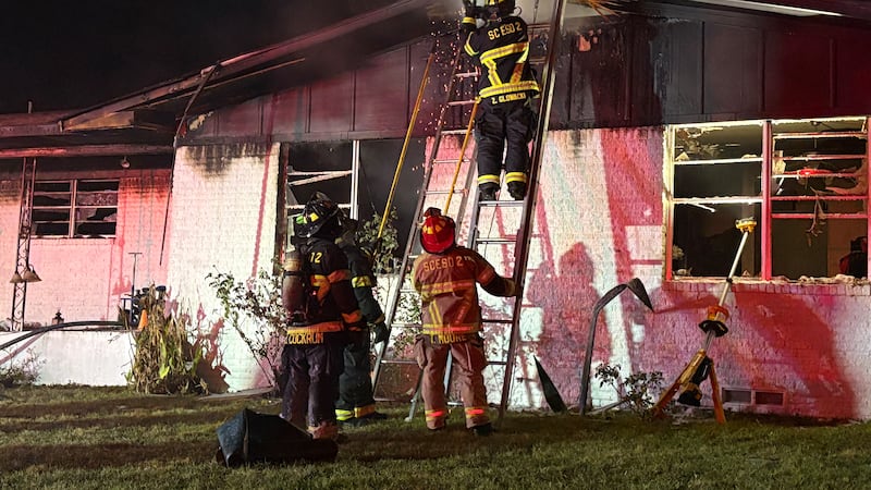 Un incendio destruyó una vivienda en la zona este de Tyler el lunes por la mañana.