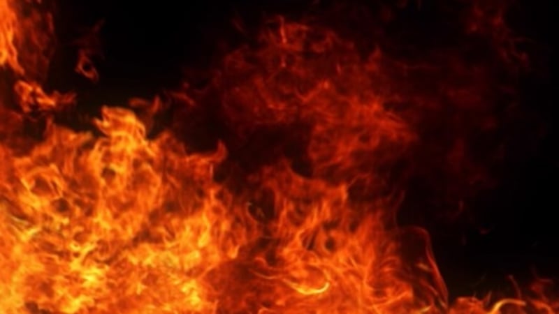 Varios departamentos de bomberos responden a un incendio en una estructura al norte de Tyler