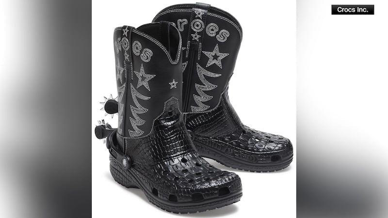 La icónica marca de calzado casual Crocs anunció que lanzará el modelo Crocs Classic Cowboy Boot.