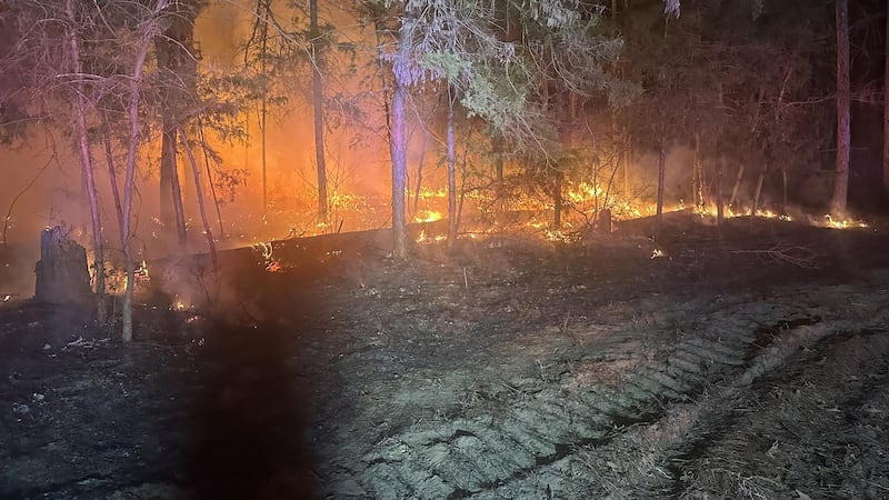 Incendio de pastos en la carretera del condado 334 en el condado de Smith.