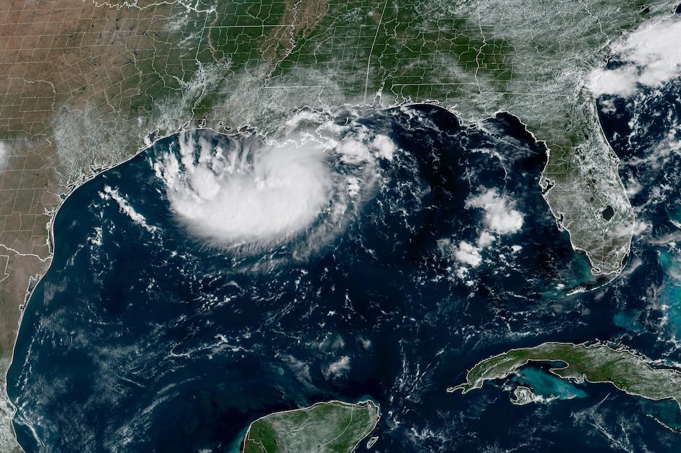 Esta imagen satelital difundida por la NOAA muestra al ciclón tropical potencial número cinco...