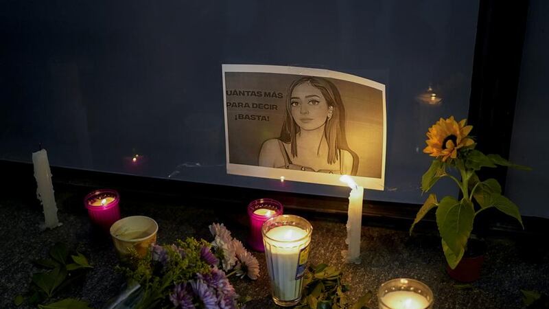 Velas y flores rodean una imagen de Debanhi Escobar durante una protesta contra la...