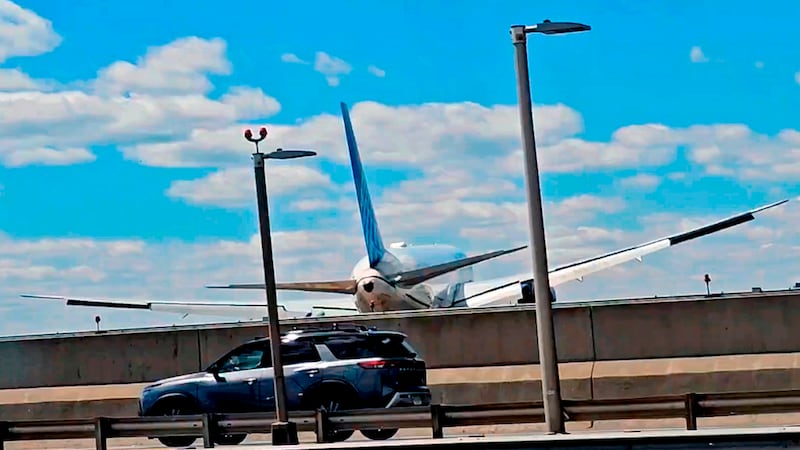 En esta imagen tomada de un video se puede ver a un avión de United Airlines después de hacer...