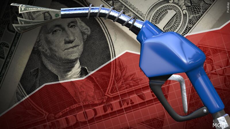 El precio promedio de la gasolina regular en Estados Unidos disminuyó en 2 centavos las...