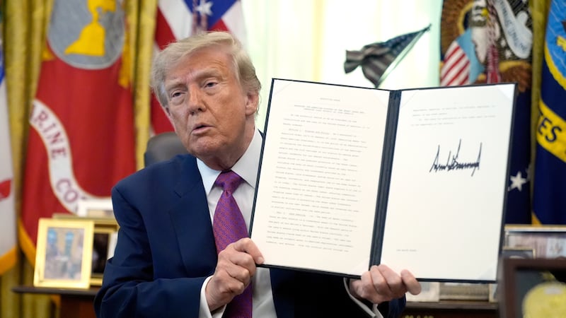 El presidente de Estados Unidos, Donald Trump, sostiene una orden ejecutiva firmada en el...