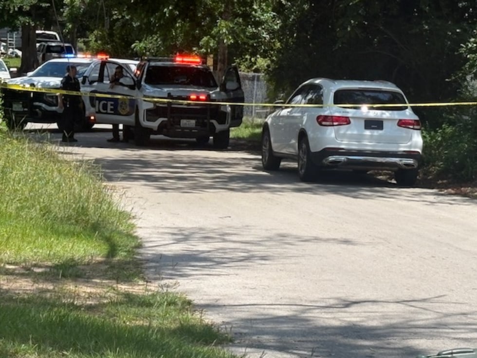 Los agentes localizaron el vehículo sospechoso, un Mercedes-Benz blanco.