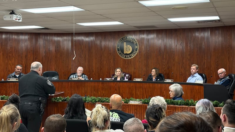 Los miembros del consejo municipal votaron finalmente por unanimidad a favor de participar en...