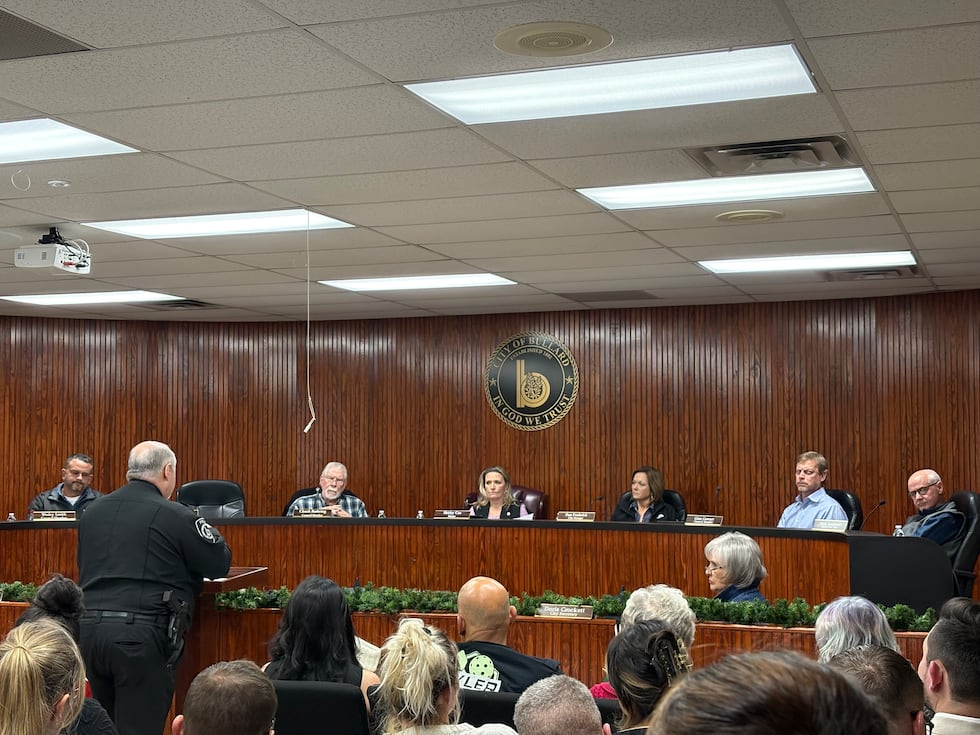 Los miembros del consejo municipal votaron finalmente por unanimidad a favor de participar en...