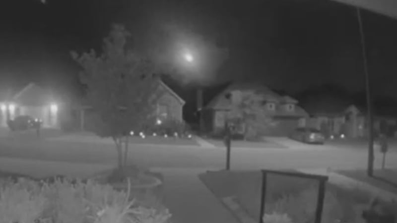 La cámara de un timbre en College Station, Texas, capturó una bola de fuego en el cielo el...