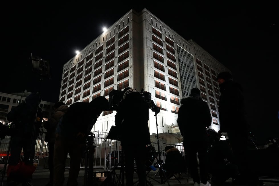 Miembros de los medios se reúnen frente al Centro de Detención Metropolitano donde está...