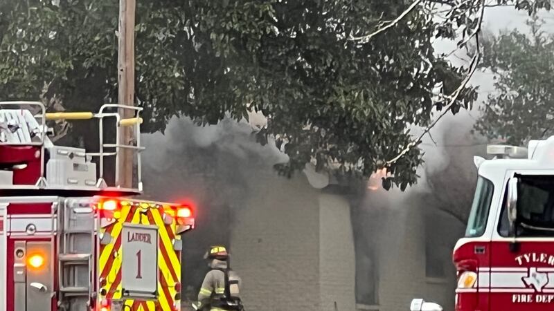 Los equipos de emergencia respondieron a la escena de un incendio en una casa en Tyler el...