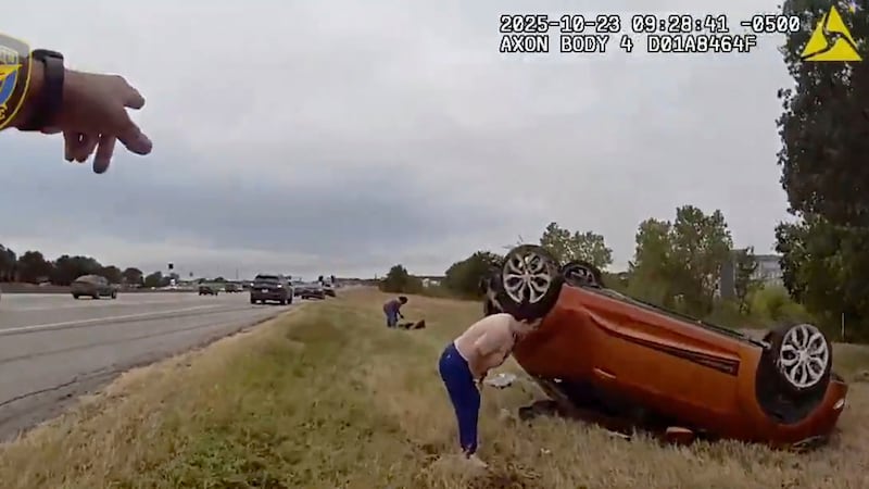 En esta imagen tomada de un video difundido por el Departamento de Policía de Fort Worth...