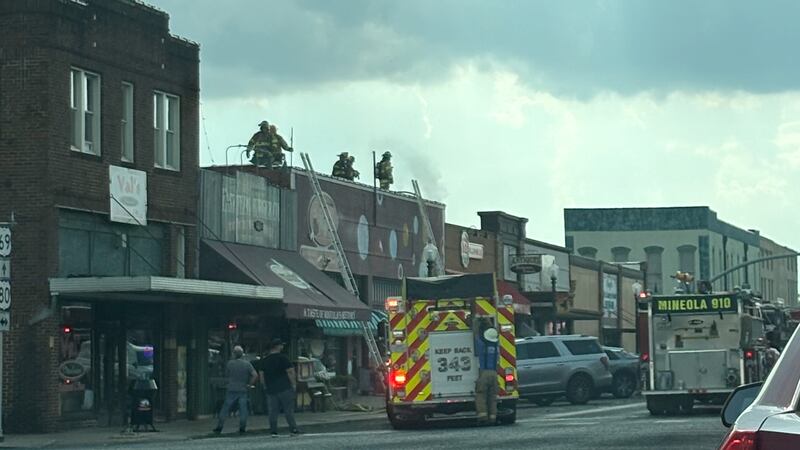 Trabajos de techado determinan causa de incendio en negocio de Mineola.