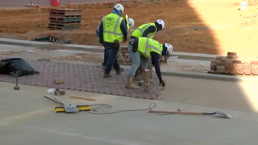 Los ladrillos antiguos que se retiraron y se guardaron para su reutilización en la fase...