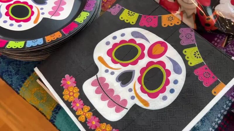 Estudiantes usan sus habilidades artisticas para educar a otros sobre el Dia de los Muertos