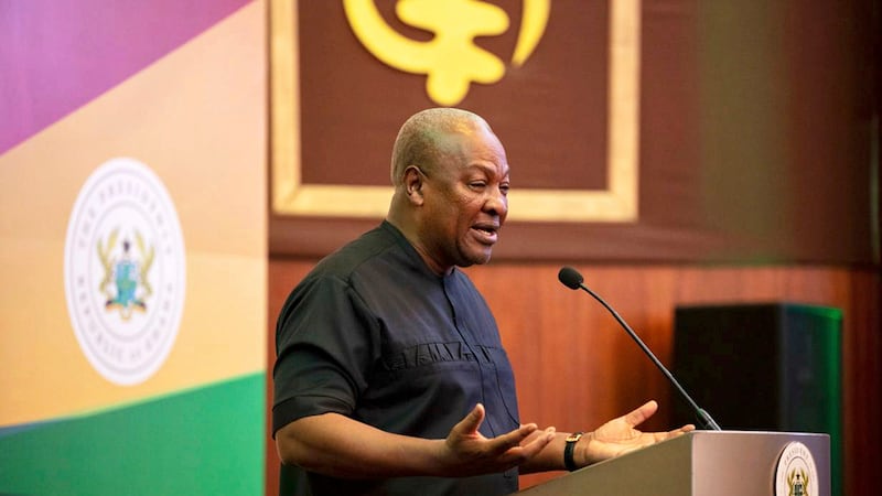 ARCHIVO – El presidente de Ghana, John Mahama, habla ente los medios en la residencia oficial...
