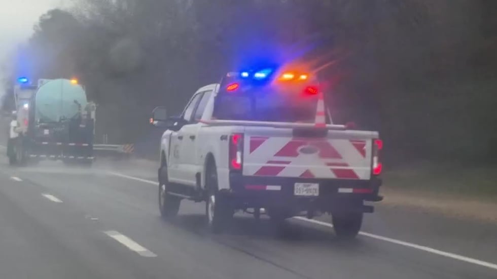 El Departamento de Transporte de Texas prepara las carreteras ante las próximas tormentas...