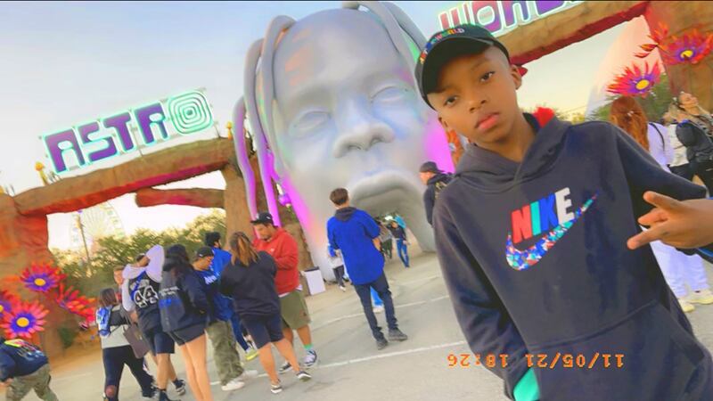 Esta foto proporcionada por Taylor Blount muestra a Ezra Blount, de 9 años, posando frente al...