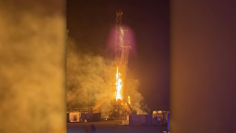 El dron de un espectador de KTRE pudo ver las llamas brillando en el cielo desde una distancia...