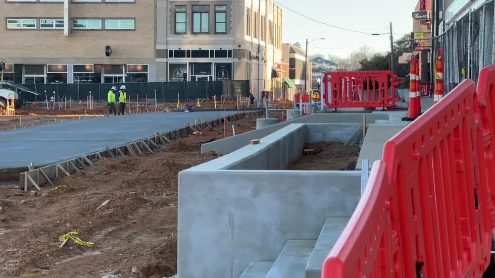 Se espera que a finales de marzo se reabran las calles College St. y Erwin St. como parte del...