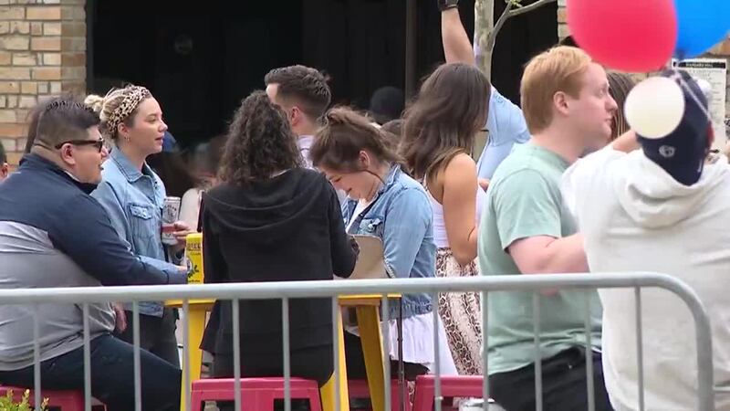 Las infecciones de covid-19 entre los jóvenes es una de las razones principales que las cifras...