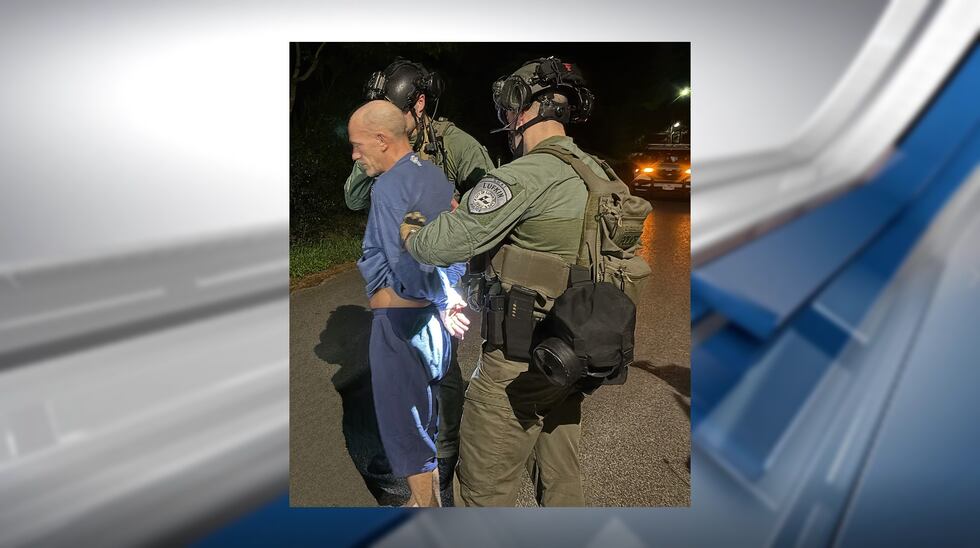 Hombre de Lufkin acusado de encerrar a su familia en su casa, provocando enfrentamiento con...