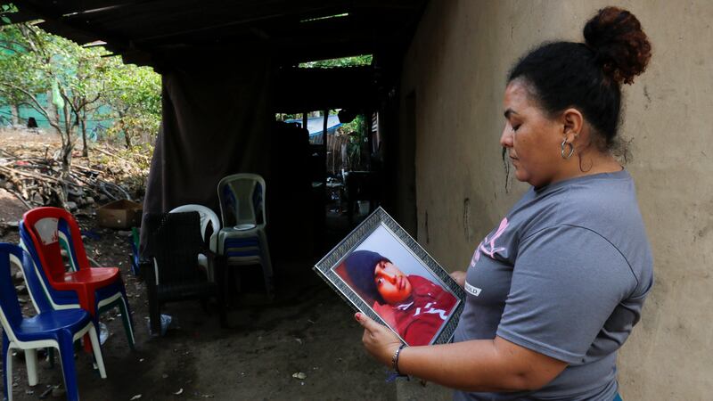 Norma Saraí Espinoza Maradiaga sostiene una fotografía de su hijo, Ángel Eduardo Maradiaga...