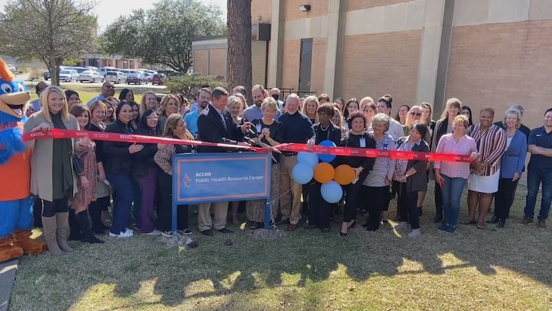 Angelina College cortó la cinta que marcaba la gran inauguración de la nueva clínica y centro...