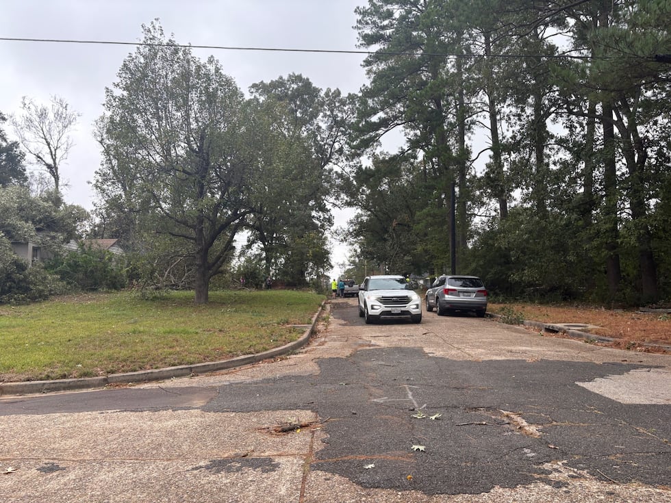 Strong winds knock trees down on Monroe and Simmons in Kilgore