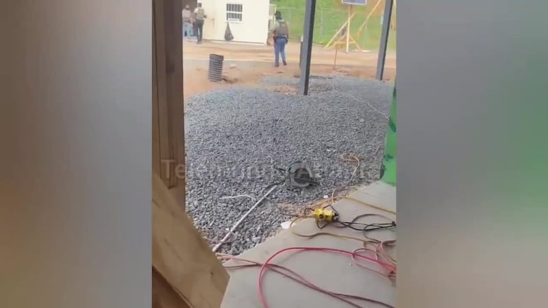 Agentes de ICE llegan a sitio en construcción y son captados en video