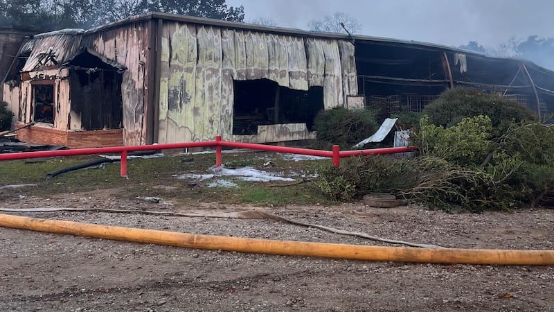 Bomberos del condado de Smith investigan la causa del incendio industrial cerca del aeropuerto...