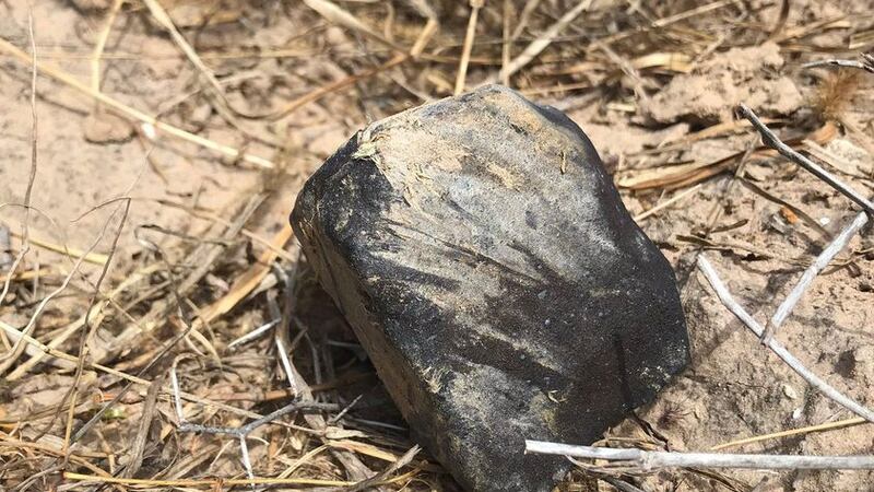 Una foto compartida por la American Meteor Society muestra un fragmento de meteorito suave y...