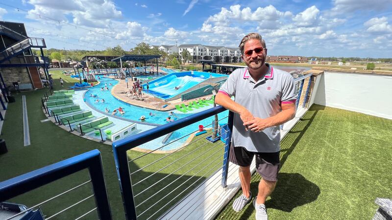 El CEO Heath Phillips frente a The Cove en Bear-X en College Station. El parque acuático...