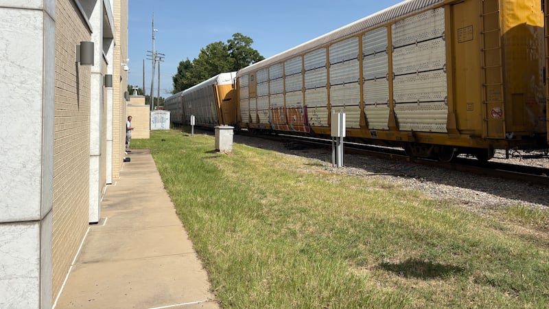 Permanecía enganchado a un vagón delantero, lo que parecía impedir que se volcara.