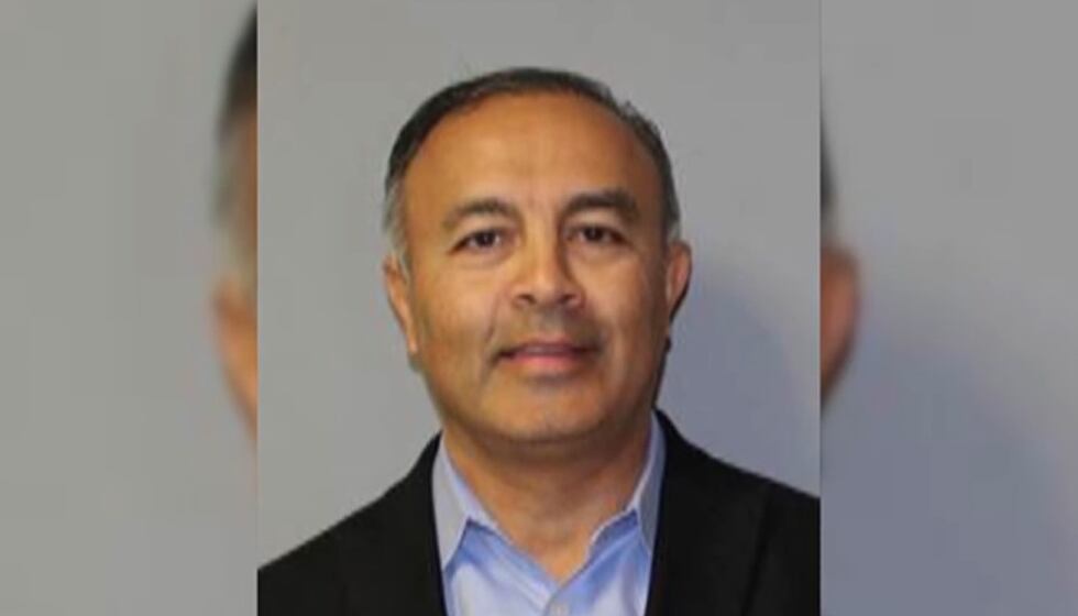 El Dr. Aaron Ali, de 53 años, está acusado de maltrato de un cadáver humano y perjurio con...