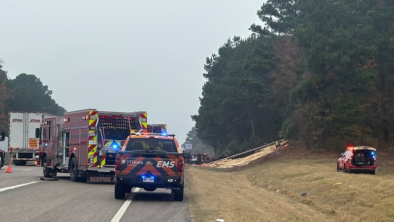 Vehículo atrapado bajo camión de 18 ruedas en accidente en la I-20 en el condado de Smith