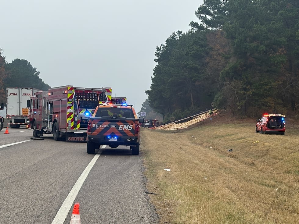 Vehículo atrapado bajo camión de 18 ruedas en accidente en la I-20 en el condado de Smith