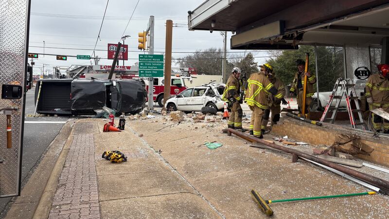 2-vehicle wreck takes out side of Longview building