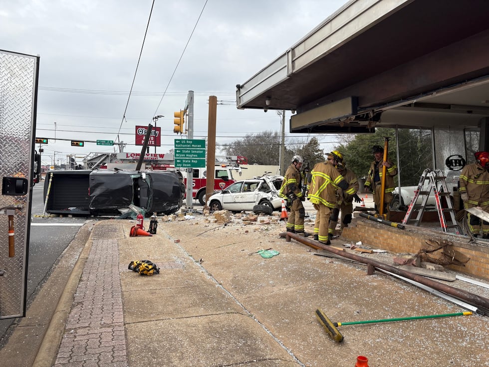 2-vehicle wreck takes out side of Longview building