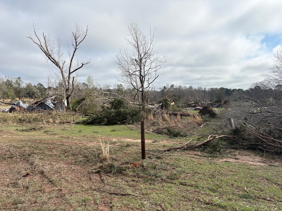 Los fuertes vientos dañaron el techo y rompieron las ventanas de la casa de los Tradewell.