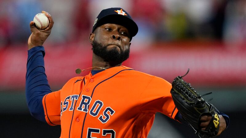 El lanzador abridor de los Astros de Houston, Cristian Javier, lanza durante la primera...