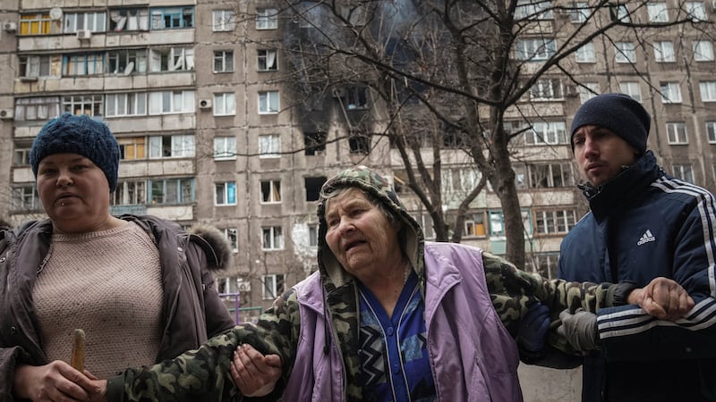 El presidente Volodymyr Zelenskyy escribió en Twitter que había “personas, niños bajo los...