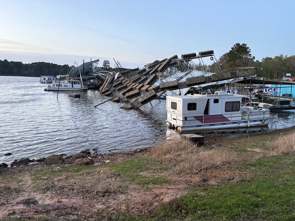 Varias embarcaciones y estructuras han sufrido daños en el puerto deportivo de Lake O’ The...