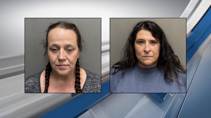 Kimberly Wadkins, de 51 años, de Hemphill, y Amber Frazier, de 47 años, de Hemphill