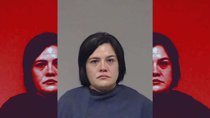 Una mujer del norte de Texas acusada de torturar a una mujer encerrándola en la jaula de un...