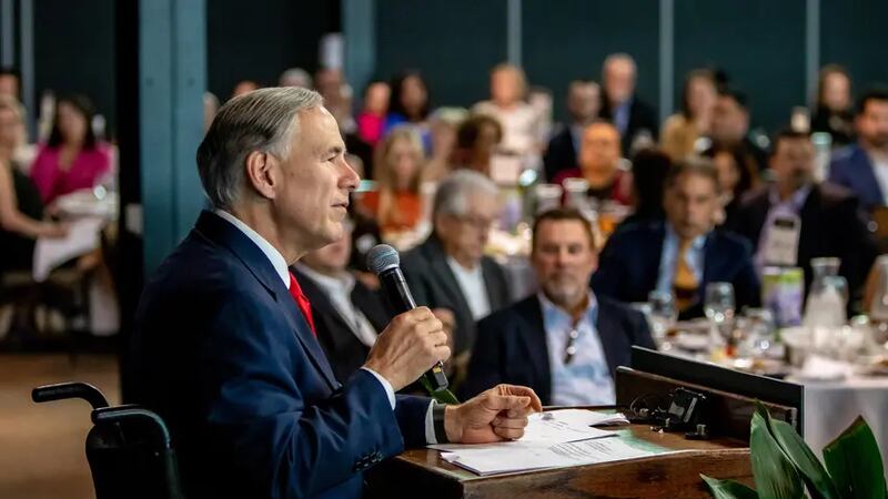 El gobernador Greg Abbot pronuncia un discurso durante un almuerzo de la Cámara de Comercio...