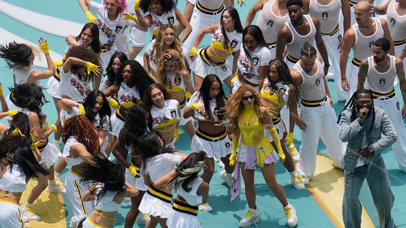 Shakira se presenta durante la ceremonia de inauguración del Mundial previo al partido entre...